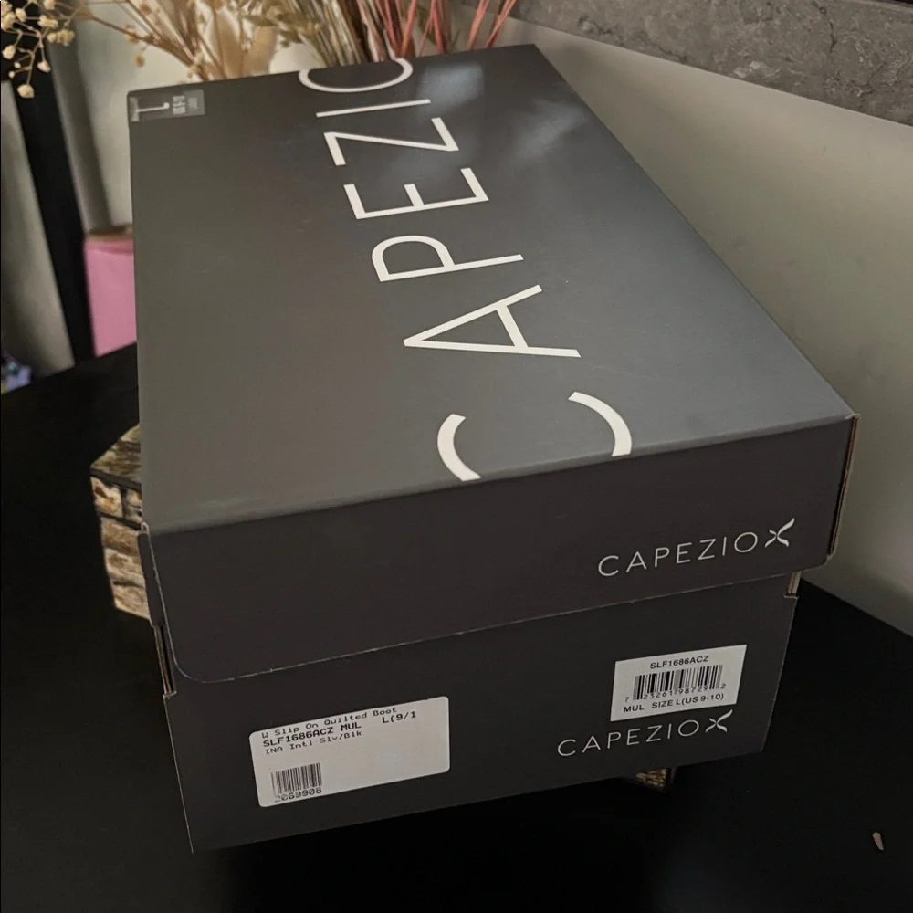 NWT CAPEZIO (9/10) Slipper Boot Metallic Nylon Quilt Moon Silver Black Comfort - Picture 13 of 15